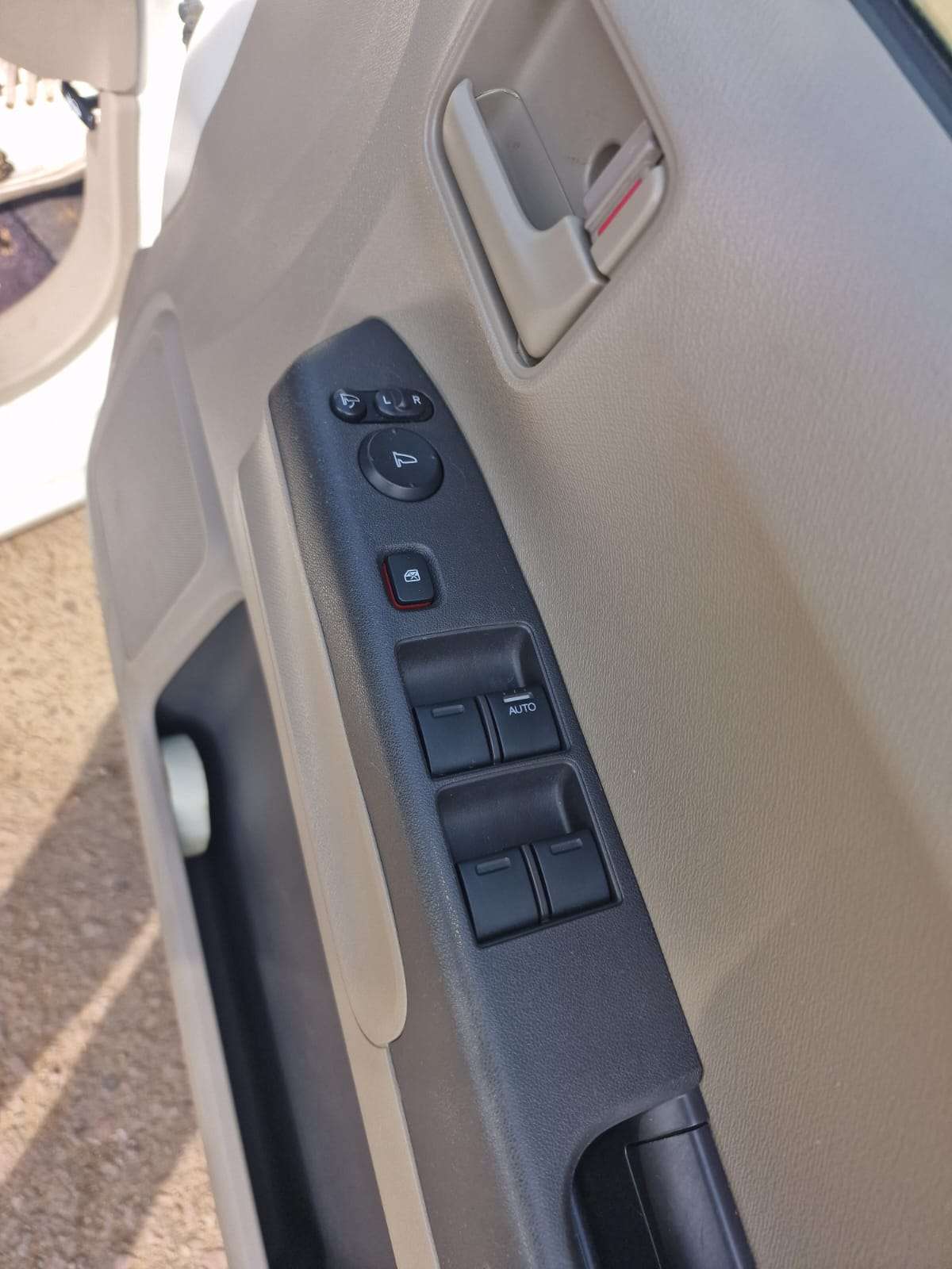 
								Honda Life 2012 White Auto. full									