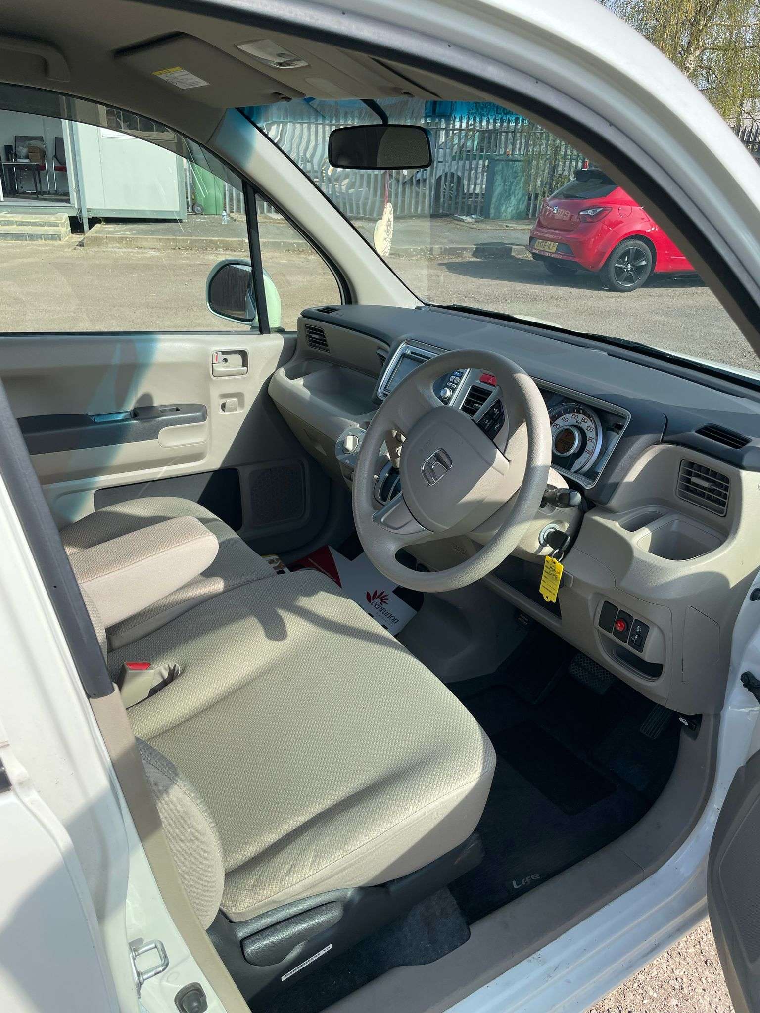 
								Honda Life 2012 White Auto. full									