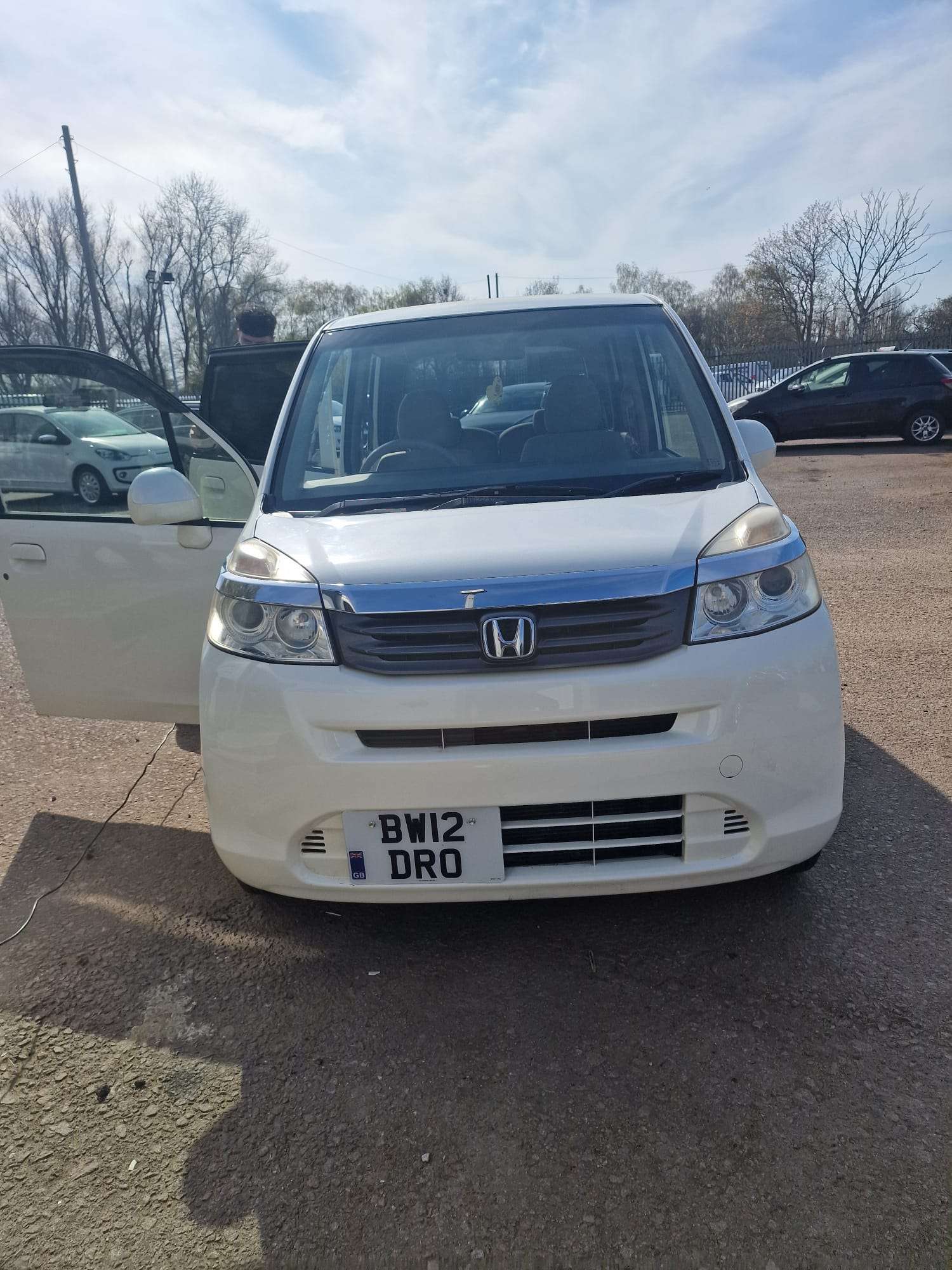 
								Honda Life 2012 White Auto. full									