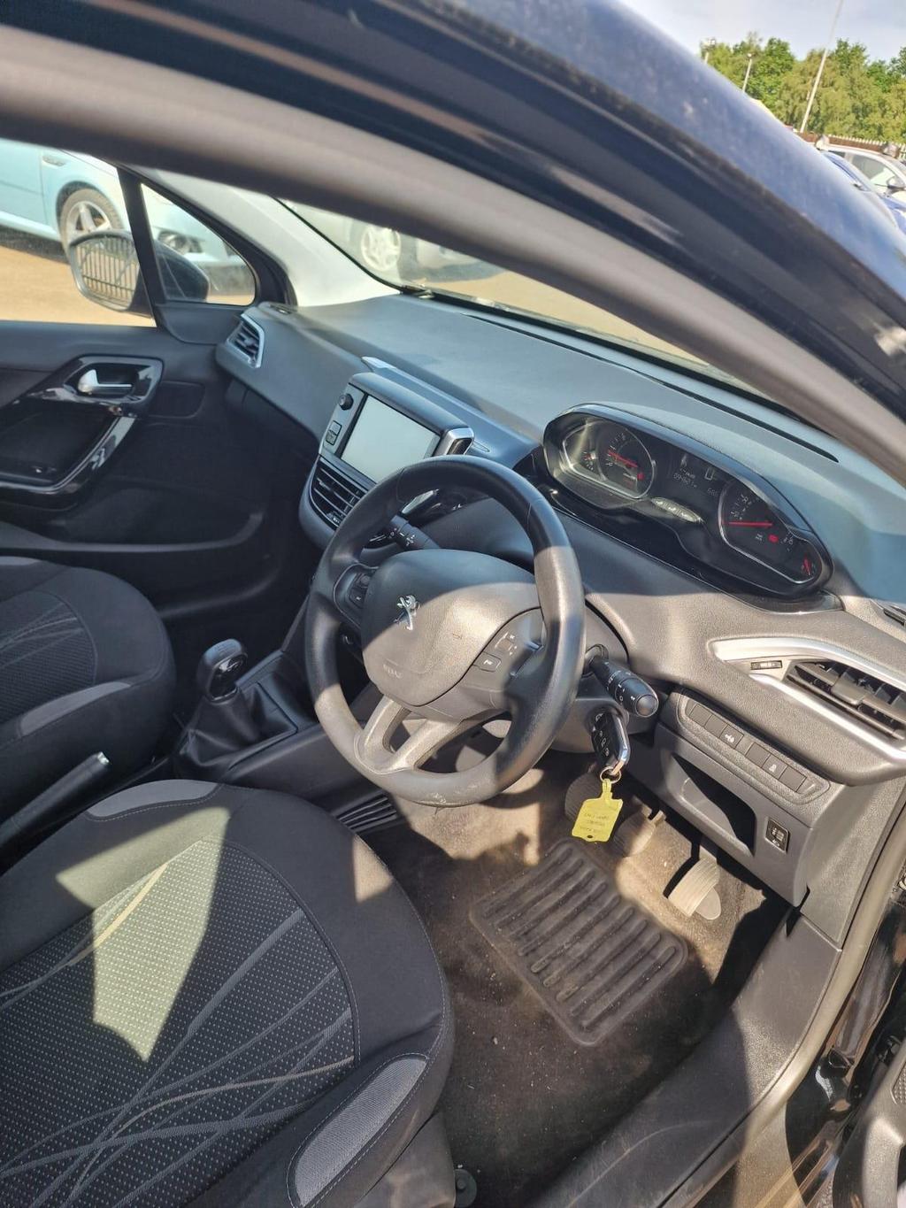 
								Peugeot 208 2013 1.2L Manual Black full									