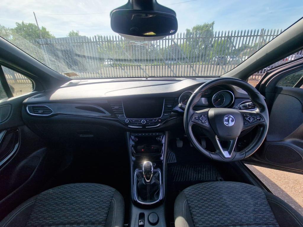 
								Vauxhall Astra 2017 1.6L Manual Black full									