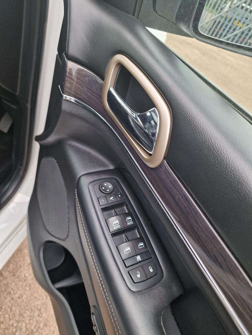 
								Jeep Grand Cherokee 2015 Auto White full									