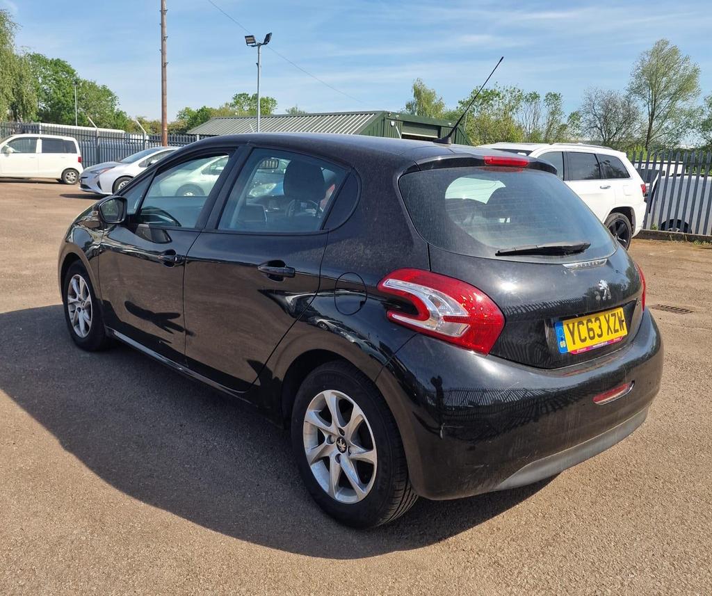 
								Peugeot 208 2013 1.2L Manual Black full									