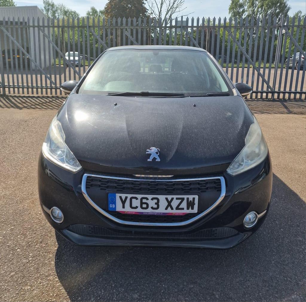 
								Peugeot 208 2013 1.2L Manual Black full									
