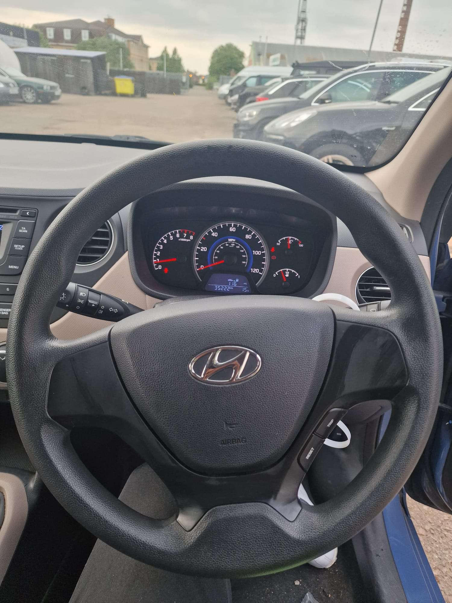 
								Hyundai i10 2016 1.0 full									