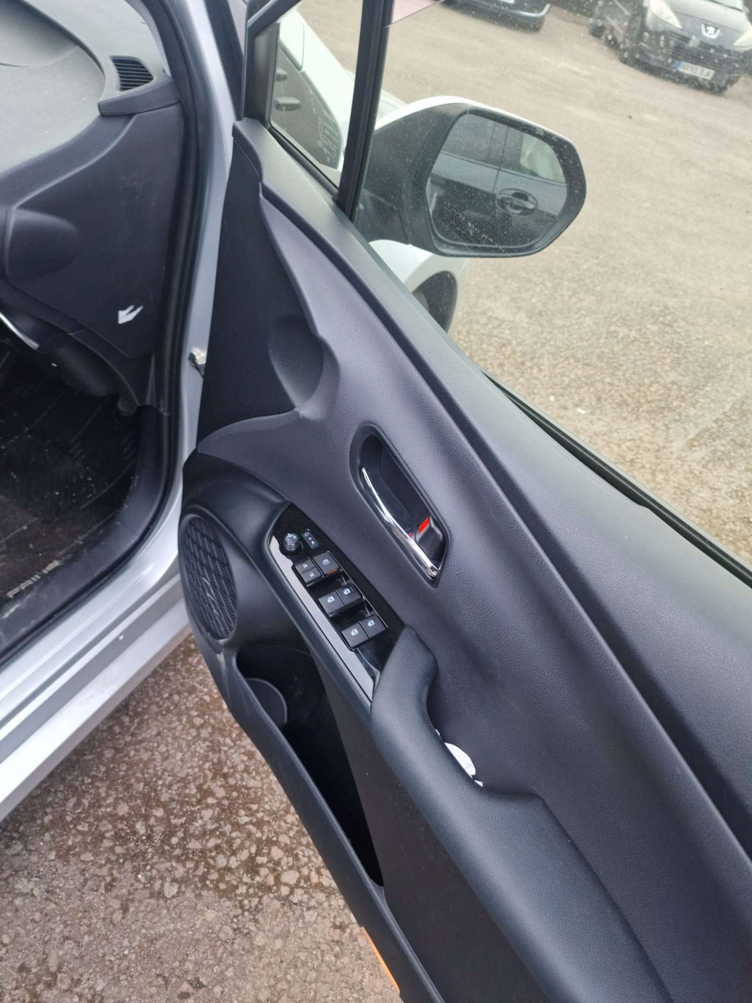 
								Toyota Prius 1.8L Auto full									