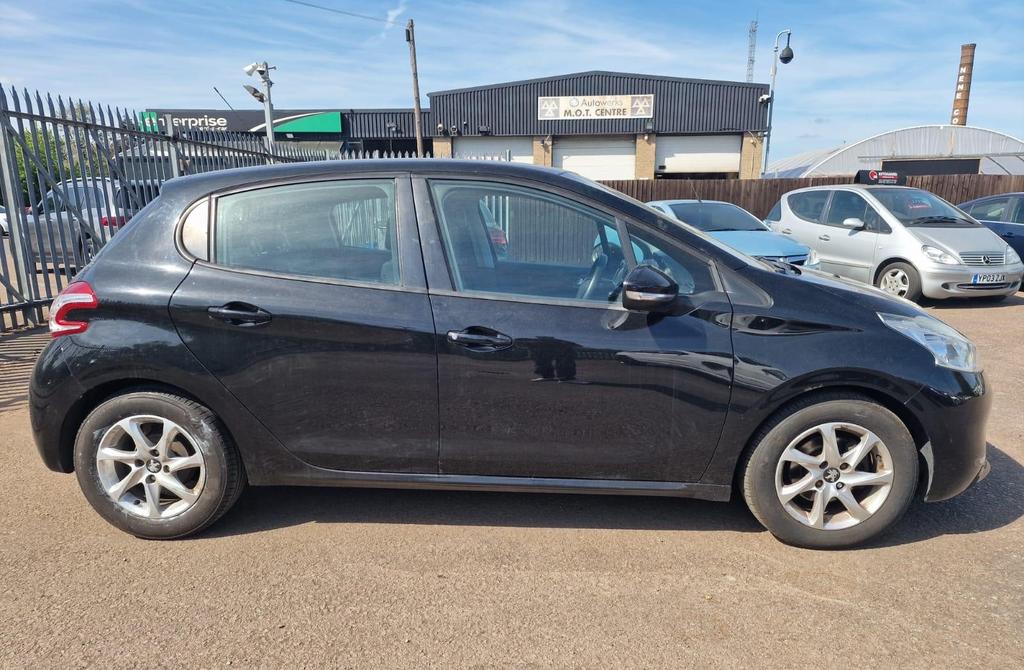 
								Peugeot 208 2013 1.2L Manual Black full									