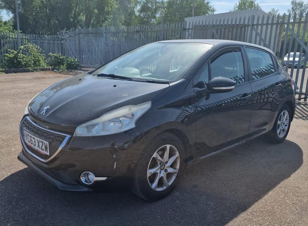 
								Peugeot 208 2013 1.2L Manual Black full									